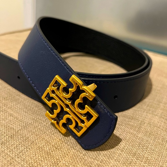 Tory Burch Reversible Britten Logo Belt in Pebbled Black & Navy, Gold Buckle - Picture 2 of 5